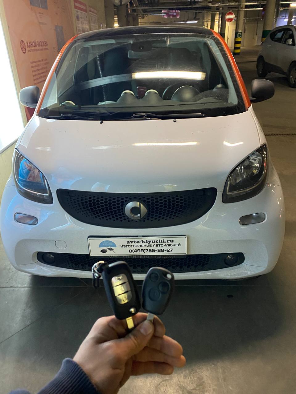 Готовые ключи для Smart ForTwo в руке мастера у автомобиля клиента